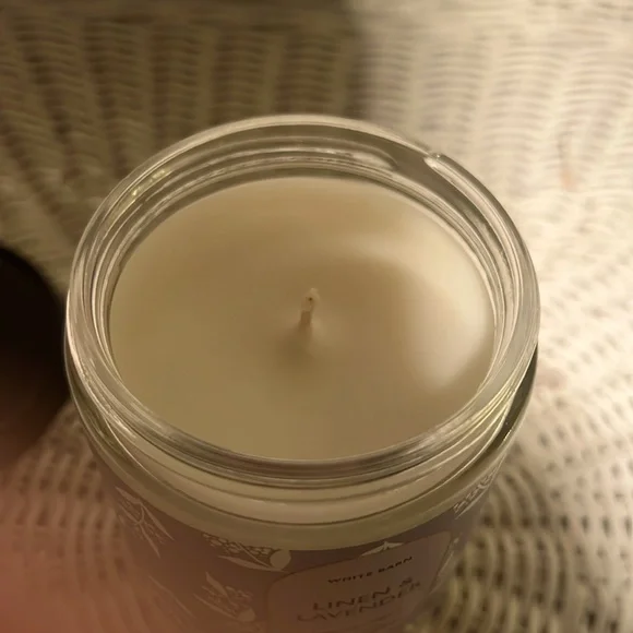Bath and Body Work Single Wick Candle Linen & Lavender in Box White Barn - Picture 2 of 5